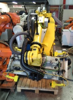 FANUC R2000IB 125L ROBOT AND VACUUM GRIPPER HANDLING SYSTEM